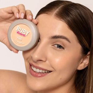 PO COMPACTO SUPER FIXO RUBY KISSES 105 AC HIALURÔNICO E VIT E