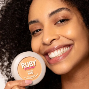 PO COMPACTO SUPER FIXO RUBY KISSES 240 AC HIALURÔNICO E VIT E